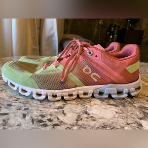 On Cloud Women’s Size 8 Running Sneaker